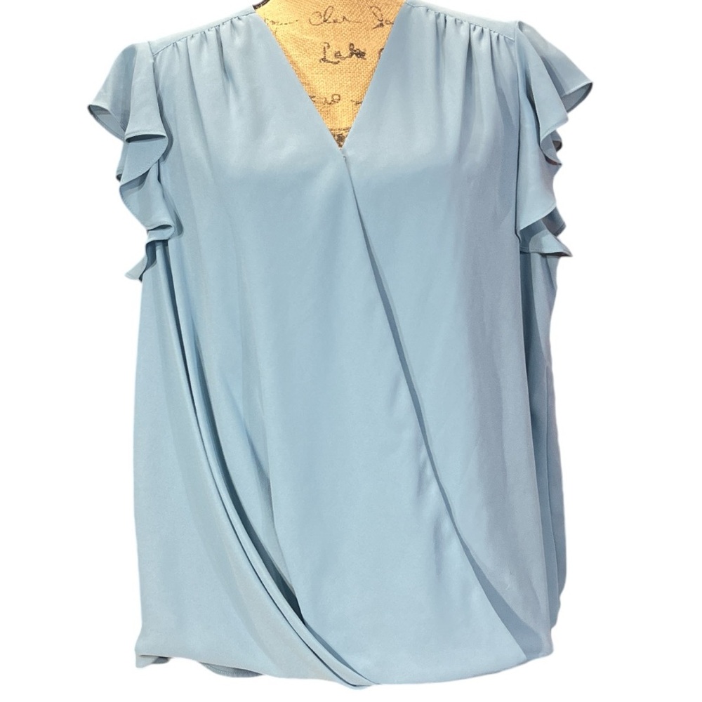 Vince Camuto blue snapped crossover blouse. Ruffled sleeves. EC Size large